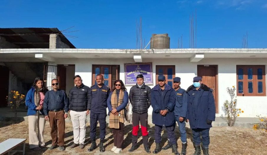 दुप्चेश्वर ४ मा रहेको अस्थायी प्रहरी चोकी निरक्षण गर्नु हुदै कार्यालय प्रमुख