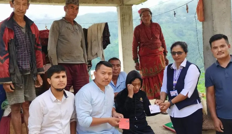 तादी गा.पा.वडा अध्यक्ष सहित कार्यालय प्रमुख कर्मचारी सहितको तस्वीर